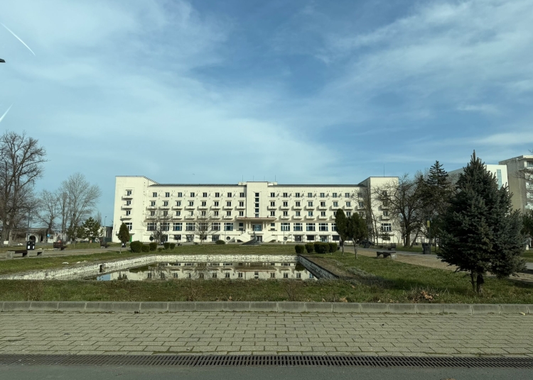 consilierii judeteni convocati in sedinta intra la vot si situatia hotelului