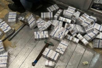 contrabanda ingenioasa la frontiera tigari in valoare de 63 000 de euro ascunse in podeaua unui camion cu furaje de soia vrac 69aaa94409f09