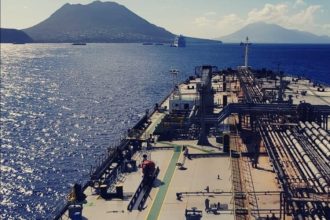 criza maritima in golful persic sln avertizeaza navigatori romani printre echipajele navelor blocate dupa inchiderea stramtorii ormuz 69a9267776db6