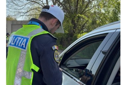 doi barbati prinsi de politisti conducand fara permis la crucea si izvoru mare 69ae96a4524b8