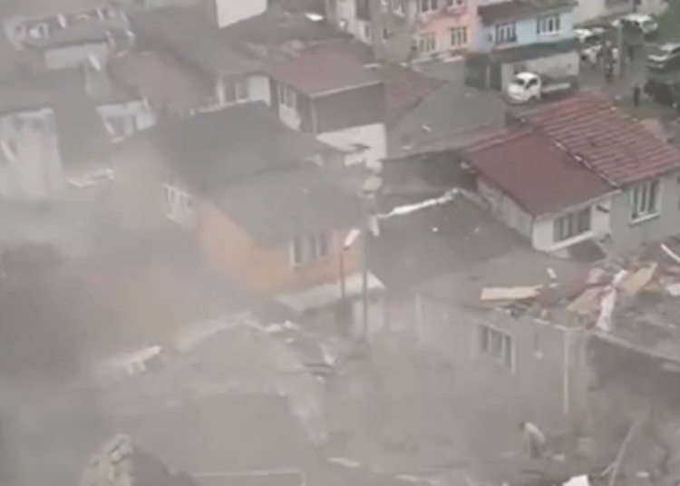 doua cladiri s au prabusit in istanbul dupa o explozie mai multe persoane au fost scoase de sub daramaturi 69c000a823744