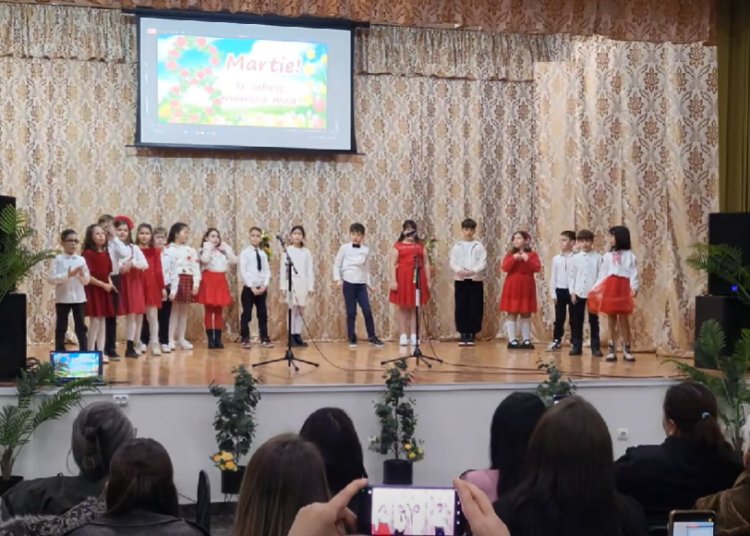 emotii si aplauze la caminul cultural din corbu elevii au dedicat un spectacol special mamelor 69ac6b2ddbbe1