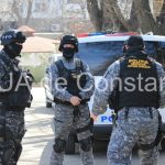 focuri de arma pentru retinerea unui scandalagiu care arunca in oameni si masini cu pietre 69b57e5c911e2