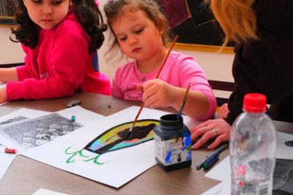 foto experienta creativa pentru copii la muzeul de arta constanta patrimoniul muzeal sursa de inspiratie pentru micii artisti 69bba54a9b764