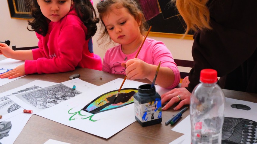 foto experienta creativa pentru copii la muzeul de arta constanta patrimoniul muzeal sursa de inspiratie pentru micii artisti 69bba54a9b764