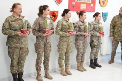 foto flori si martisoare pentru forta feminina a brigazii 9 mecanizata marasesti constanta 69a426db15066