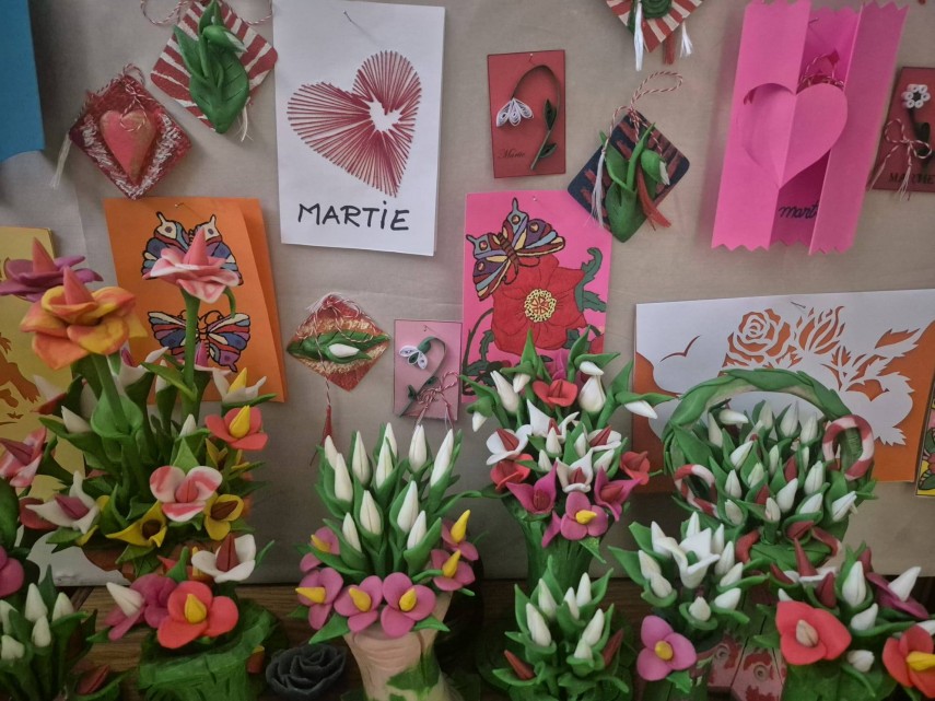 foto martisoare cu poveste realizate de detinuti si expuse la muzeul de arta populara constanta 69abd3f0d3ea9