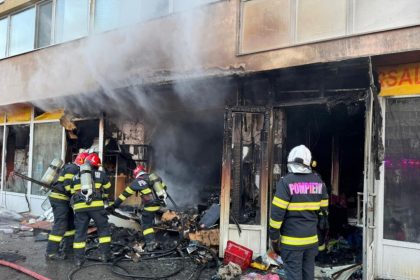 incendiu la parterul unui bloc de pe soseaua pantelimon din bucuresti imobilul inundat de fum mai multe echipaje de pompieri intervin 69b588e66be23