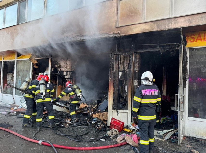 incendiu la parterul unui bloc de pe soseaua pantelimon din bucuresti imobilul inundat de fum mai multe echipaje de pompieri intervin 69b588e66be23