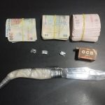 jandarmii din mangalia au descoprit droguri un cutit si 8 400 de lei asupra a doi barbati in statia de taxiuri 69c24ebbd1984