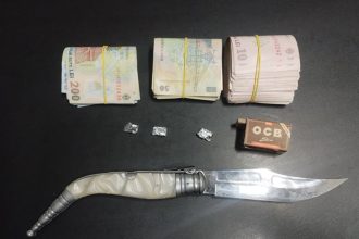 jandarmii din mangalia au descoprit droguri un cutit si 8 400 de lei asupra a doi barbati in statia de taxiuri 69c24ebbd1984