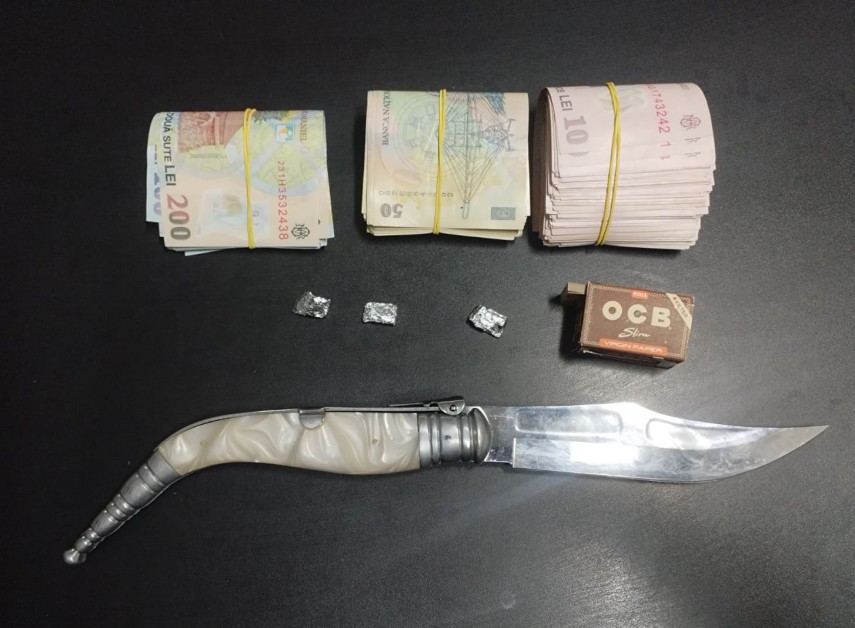 jandarmii din mangalia au descoprit droguri un cutit si 8 400 de lei asupra a doi barbati in statia de