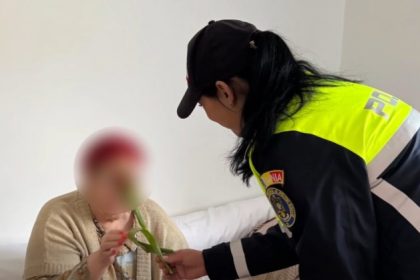 mai a adus zambete si flori de ziua internationala a femeii video 69adb4feb7f58