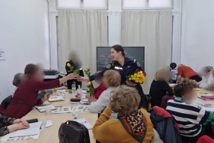 mamele si bunicile din constanta celebrate de politisti printr un gest simbolic 69afcc08a9cbc