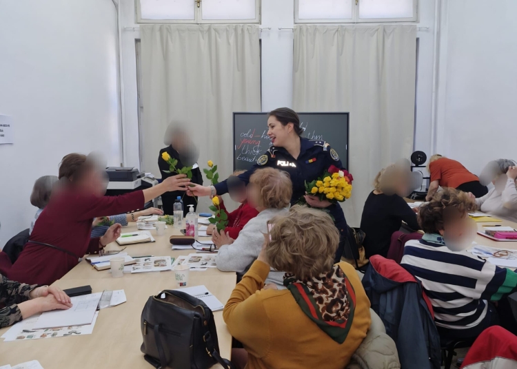 mamele si bunicile din constanta celebrate de politisti printr un gest simbolic 69afcc08a9cbc