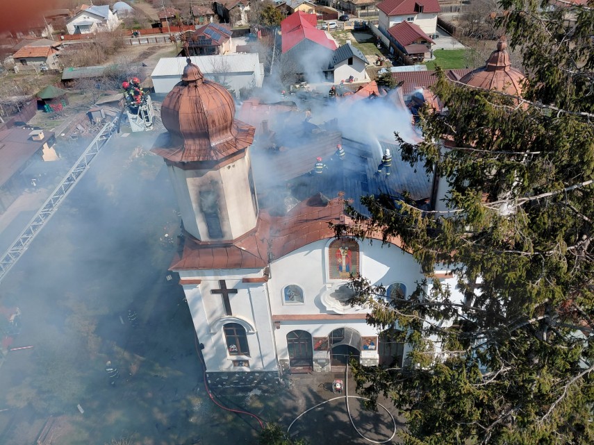 ministerul culturii monitorizeaza incendiul izbucnit la biserica monument istoric sfantul nicolae 69b69b30f2dc8