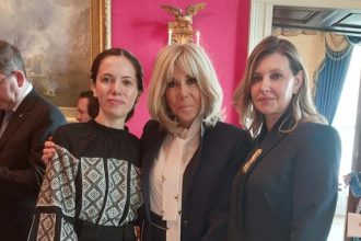 moment de prestigiu pentru romania la casa alba tinuta inspirata din ia romaneasca purtata de mirabela gradinaru la summitul de la washington 69c45e8b773ae