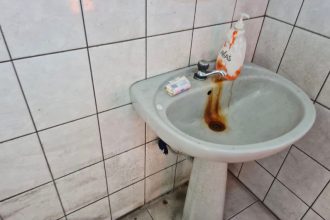 nereguli grave descoperite de anpc intr un depozit de produse alimentare au fost aplicate amenzi iar unele produse au fost oprite definitiv de la comercializare 69b53fd002043