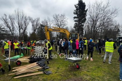 noi copaci plantati la palatul copiilor constanta catalin filisan nu ne sperie vremea avem nevoie de apa la plantare 69be5a28d3237