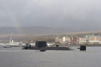 o romanca si un cetatean iranian inculpati dupa tentativa de patrundere intr o baza navala nucleara din marea britanie 69bec377ec619