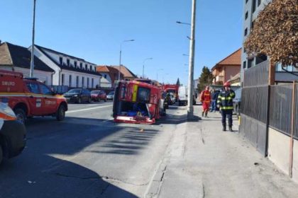 plan rosu de interventie in sibiu dupa ce o ambulanta s a rasturnat mai multe persoane au fost ranite 69ac2be5d4ee5