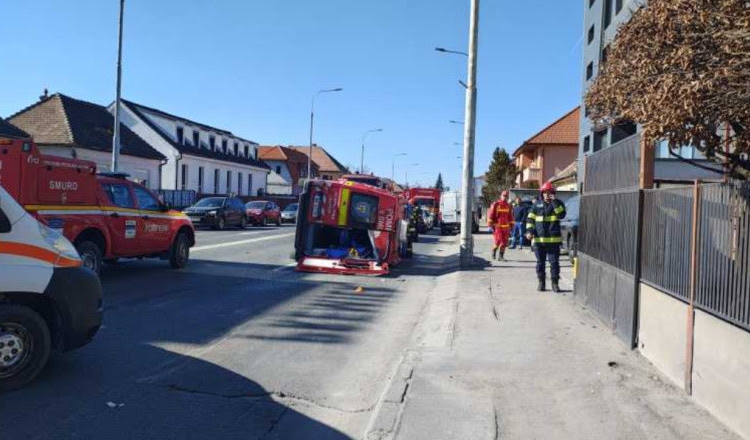 plan rosu de interventie in sibiu dupa ce o ambulanta s a rasturnat mai multe persoane au fost ranite 69ac2be5d4ee5