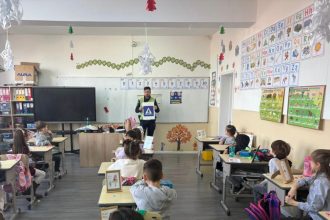 politistii din mangalia au predat lectii de educatie rutiera elevilor de la scoala george cosbuc din 23 august 69aaf34edfc3b