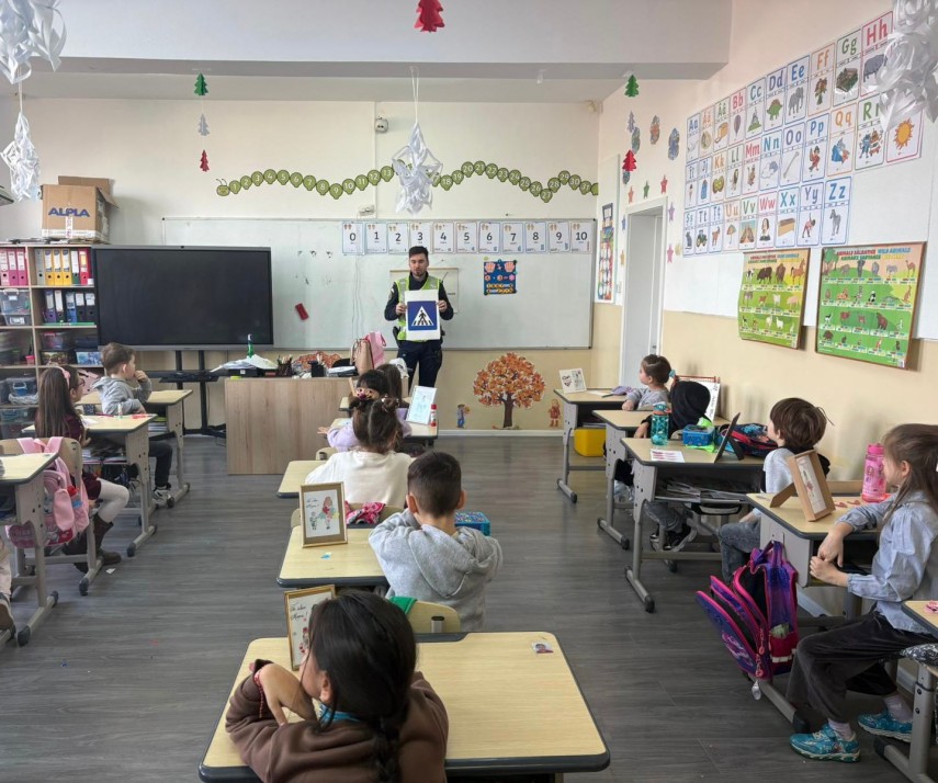 politistii din mangalia au predat lectii de educatie rutiera elevilor de la scoala george cosbuc din 23 august 69aaf34edfc3b