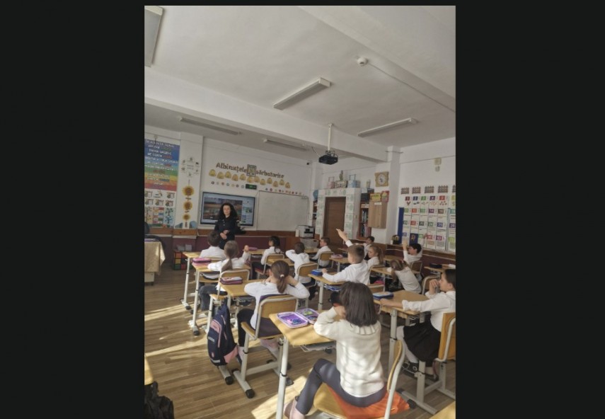 politistii din tulcea actiune de prevenire a violentei si cyberbullying ului la scoala gimnaziala alexandru ciucurencu 69bbcc3e31d87