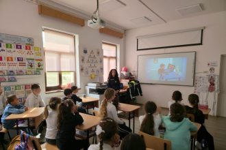 politistii din tulcea desfasoara activitati preventive in scolile din malcoci pentru siguranta elevilor si prevenirea cyberbullyingului 69be799bdaae0