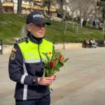 politistii serviciului siguranta scolara si prevenirea criminalitatii din cadrul ipj constanta au daruit flori de ziua femeii 69ae72d674dc9