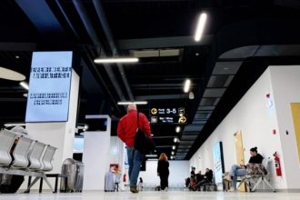 primii pasageri de pe ruta londra luton constanta au ajuns in noul terminal de la aeroportul mihail kogalniceanu 69bf8fffd9c7d