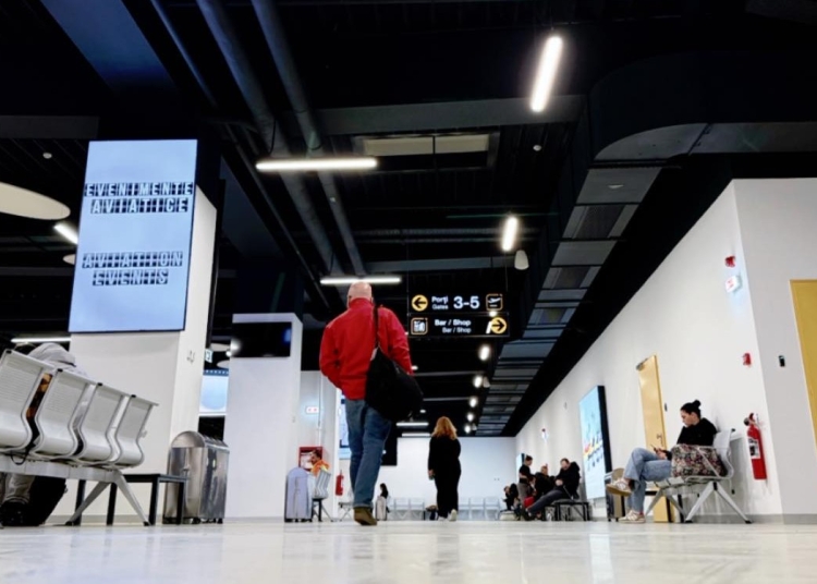 primii pasageri de pe ruta londra luton constanta au ajuns in noul terminal de la aeroportul mihail kogalniceanu 69bf8fffd9c7d