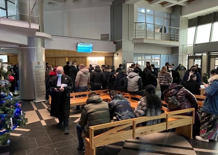 rasturnare de situatie intr un proces civil intre vecini se judeca de ani buni pentru a se stabili care dintre ei este proprietarul unui teren 69a75de7bb1e5