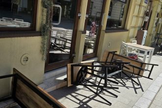 reprezentantii localului frame cauta pe net indivizii care s au batut si le au stricat mesele si scaunele 69ab3cf161f6f