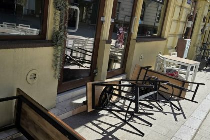 reprezentantii localului frame cauta pe net indivizii care s au batut si le au stricat mesele si scaunele 69ab3cf161f6f