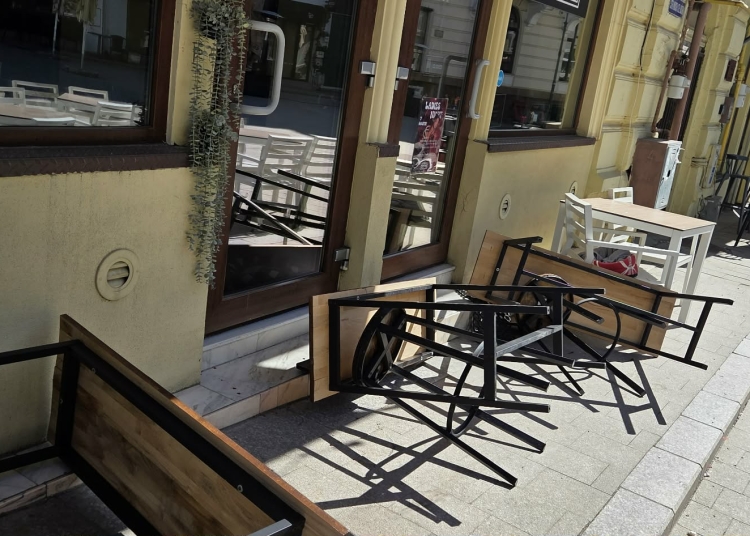 reprezentantii localului frame cauta pe net indivizii care s au batut si le au stricat mesele si scaunele 69ab3cf161f6f