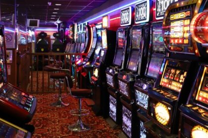 s a angajat la o sala de jocuri de noroc din constanta si a jucat banii firmei la pacanele 69c46968b2420