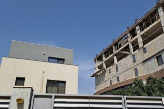 si a construit o terasa in curte fara autorizatie de la primarie iar acum este obligat prin instanta sa o demoleze 69c4816576d52