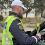 surpriza in trafic de 1 martie politistii constanteni au oferit flori soferitelor video 69a45aeac45a2