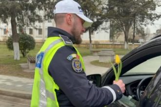 surpriza in trafic de 1 martie politistii constanteni au oferit flori soferitelor video 69a45aeac45a2