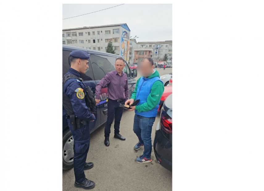 un jandarm din bacau a returnat o borseta cu 4 500 de euro 69c0001b93c53