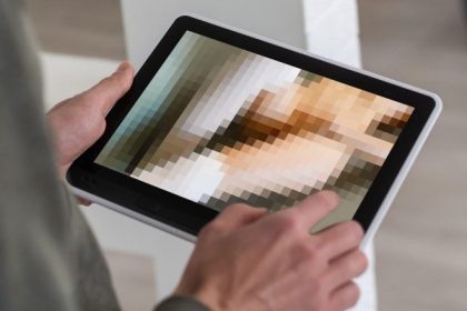 un tanar de 18 ani a fost retinut pentru santajarea unei minore de 15 ani cu imagini intime 69c7e26bddae9