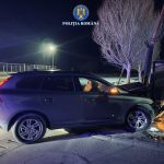 urmarire in trafic un barbat refuzat sa opreasca la semnalele politistilor si s a oprit cu masina intr un gard soferul era baut 69b694be2615a