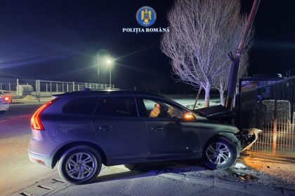 urmarire in trafic un barbat refuzat sa opreasca la semnalele politistilor si s a oprit cu masina intr un gard soferul era baut 69b694be2615a