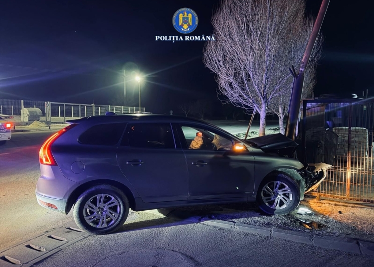 urmarire in trafic un barbat refuzat sa opreasca la semnalele politistilor si s a oprit cu masina intr un gard soferul era baut 69b694be2615a