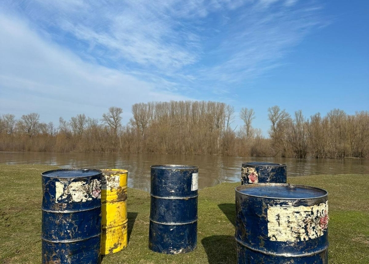 video 1 600 de litri de combustibil recuperati din dunare dupa o actiune a jandarmilor 69aae8b1a2365