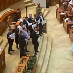 video scandal in parlament mai multi parlamentari din partea aur sos si pot au venit cu vuvuzele si au strigat lozinci impotriva dislocarii unor trupe americane in romania 69b1c64381527