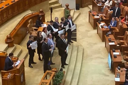 video scandal in parlament mai multi parlamentari din partea aur sos si pot au venit cu vuvuzele si au strigat lozinci impotriva dislocarii unor trupe americane in romania 69b1c64381527