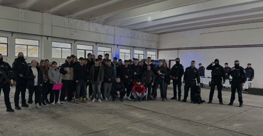 vizita la jandarmerie in cadrul programului scoala altfel 69caab7583671